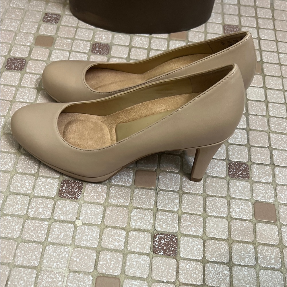 Naturalizer Classic Beige Heels - Picture 3 of 6